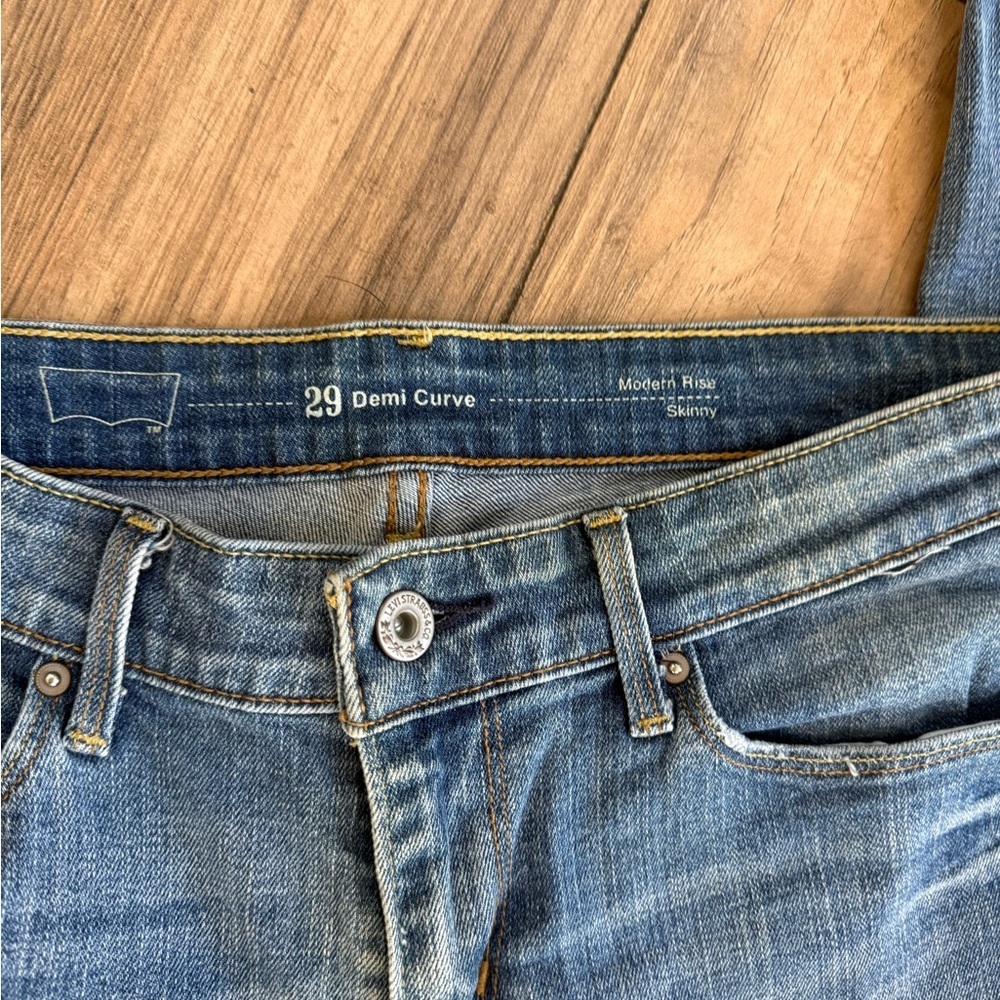 Classic Levi’s Demi Curve Skinny Jeans! EUC - Picture 2 of 4